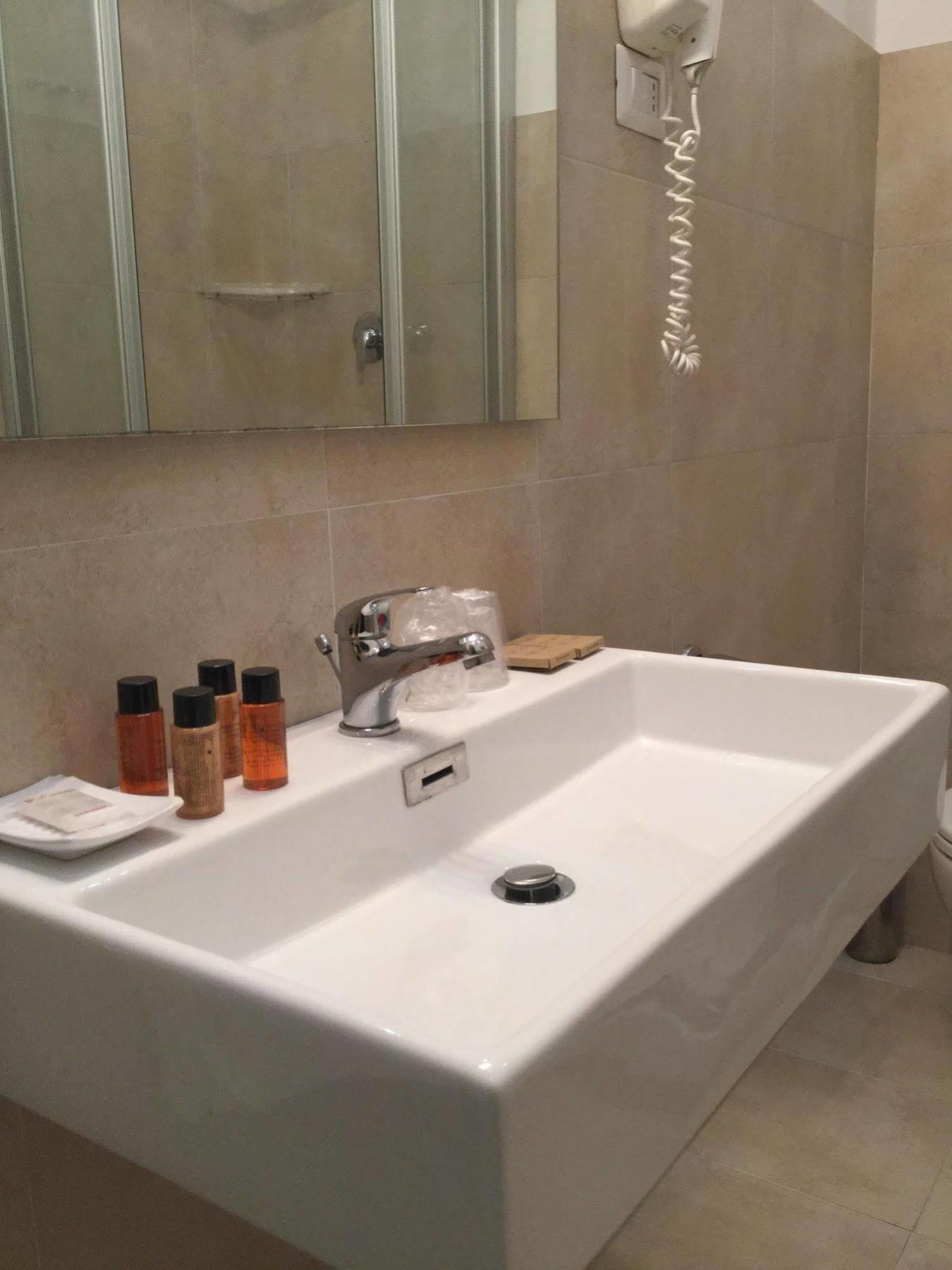Rhome Terminal Guest House Rome Bagian luar foto