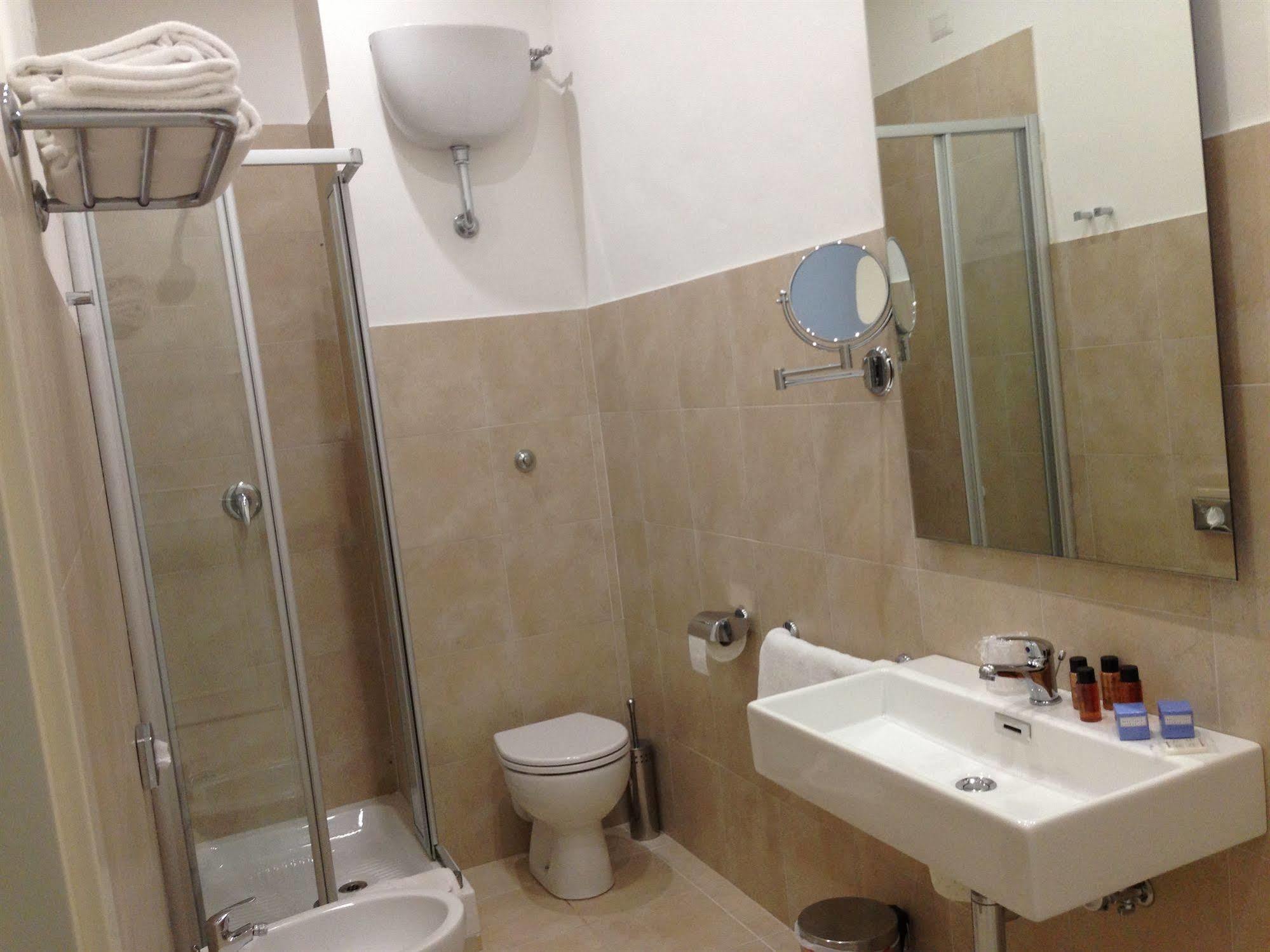 Rhome Terminal Guest House Rome Bagian luar foto