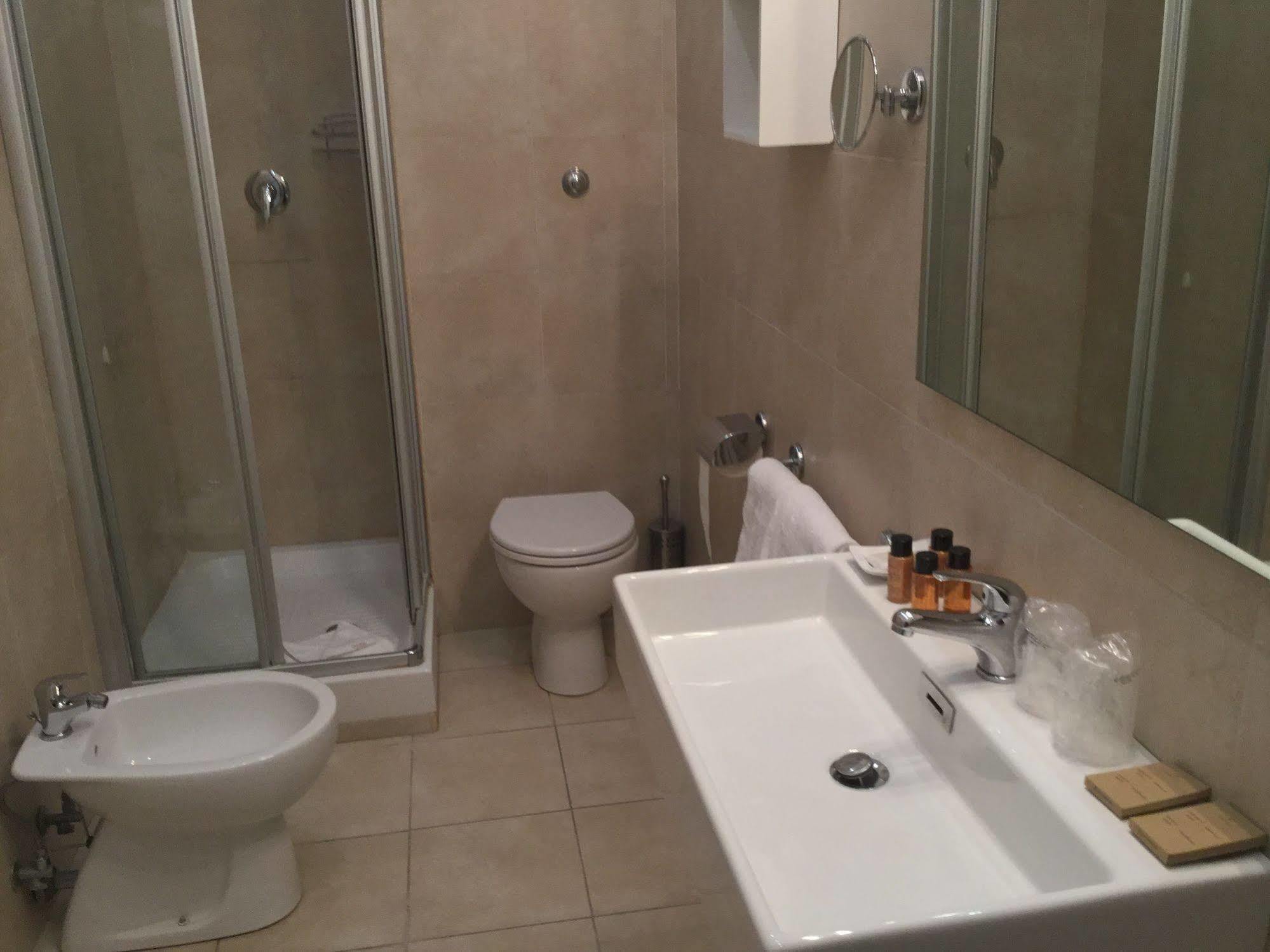 Rhome Terminal Guest House Rome Bagian luar foto